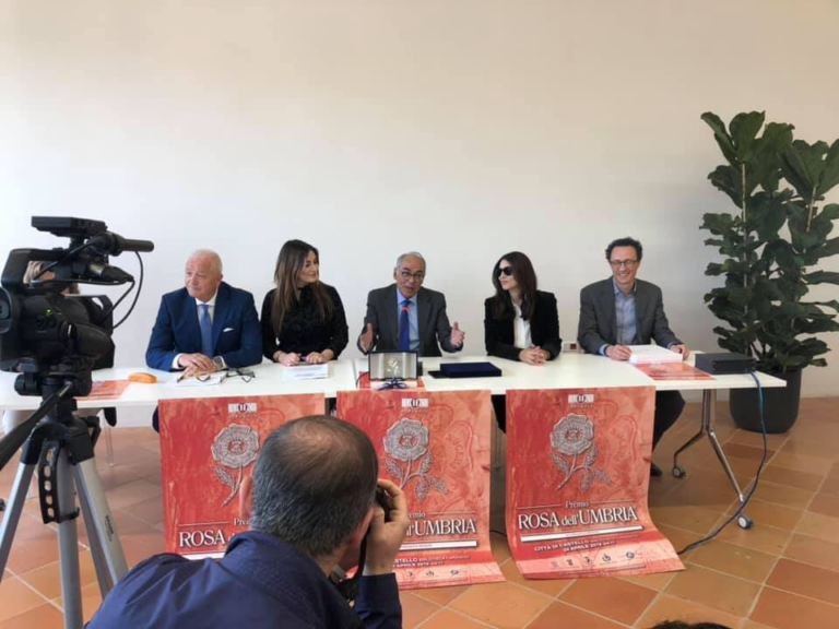 “Leggere rende liberi”: Monica Bellucci visita la nuova biblioteca di Città di Castello