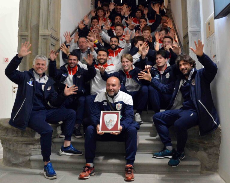 Dal campo di calcio alla sala lettura della biblioteca – inedita premiazione per l’FC Castello fra gli scaffali dei libri e l’affresco del “parmigianino”