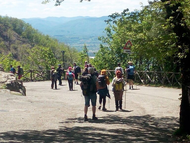 Buddisti in marcia sul cammino  di san Francesco