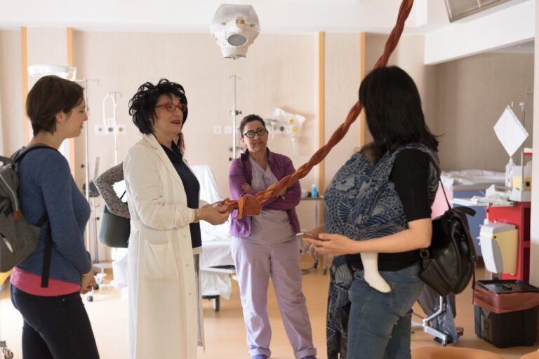 Indossare il proprio bambino, mostra all’ospedale di Città di Castello
