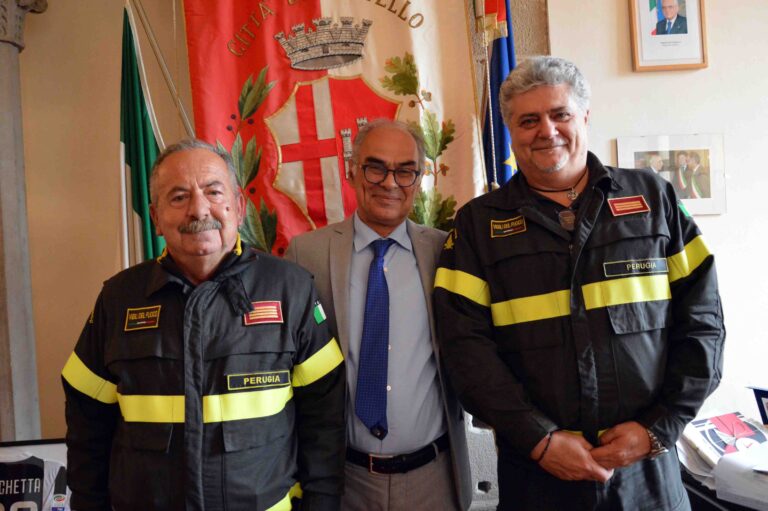 Ultimo giorno di servizio e nel corpo dei vigili del fuoco per il capo distaccamento Massimo Vescarelli, ricevuto in Comune dal sindaco Bacchetta