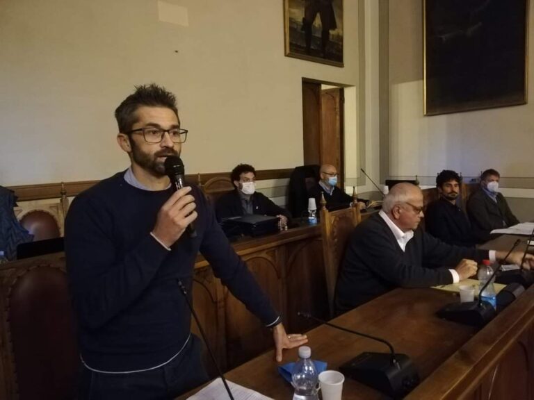 Consiglio comunale: Luca Galli (DPC) lascia l’urbanistica. Cornioli “due giorni per decidere, ma sarà nomina nel segno della continuità e degli attuali assetti politici”