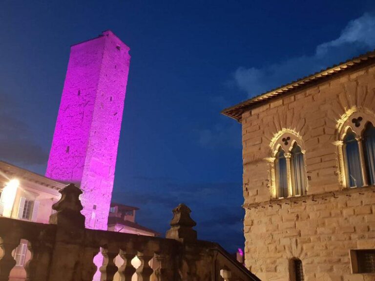 Torre civica in rosa, per il mese della prevenzione del tumore al seno