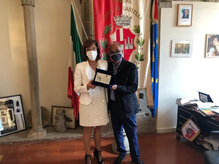 Paola Celicchi, responsabile URB e Maurizio Bianconi dell’ufficio PRG, in pensione, il saluto del Sindaco