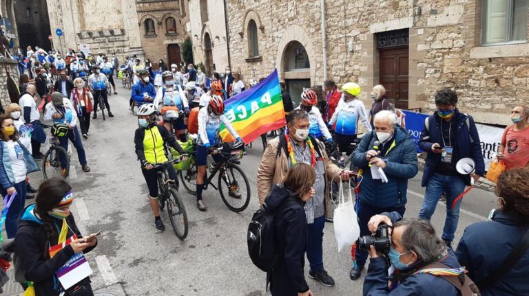 Catena della Pace: un successo di colori e partecipazione nel rispetto delle distanze e delle norme anticovid