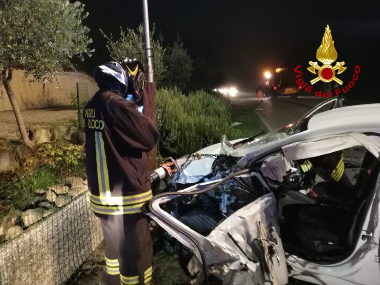 Incidente a Trestina, conducente estratto dalle lamiere dai Vigili del Fuoco
