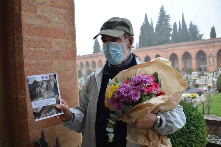La guida al cimitero monumentale insieme alle raccomandazioni di sicurezza. A Città di Castello un 2 novembre tra Covid e cultura
