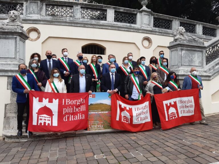 27 Borghi umbri, un’unica voce. Nell’anno di affermazione dei borghi, in Umbria il Club presenta la sua prima guida. Primi e Luna: “Si colma un vuoto”