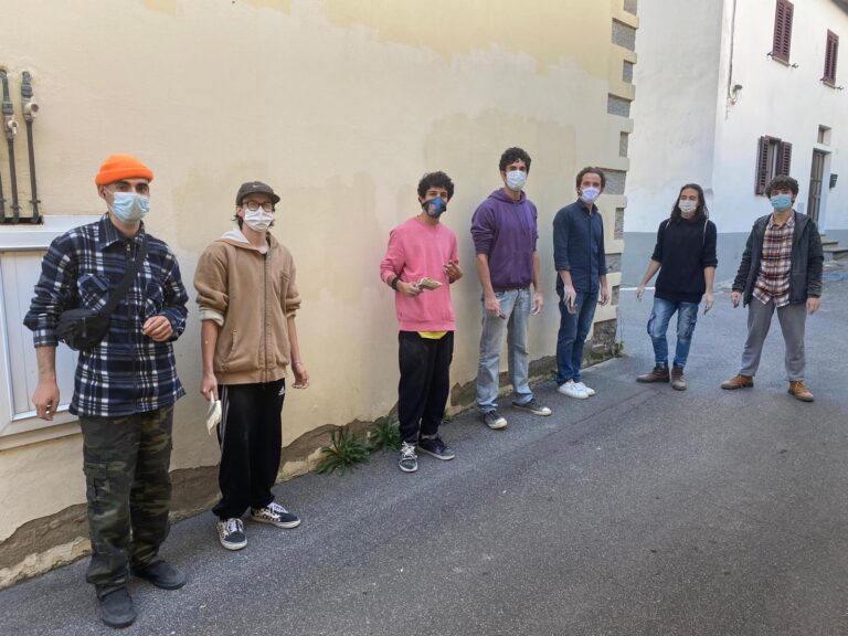 Street Art e mura pulite, tutte le facce della riqualificazione. Terminata l’opera di Zed 1. Oggi alcuni giovani hanno ritinteggiato le mura deturpate dai vandali