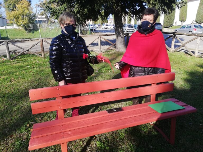 Sansepolcro: “no alla violenza”, 4 panchine rosse e un mazzo di rose inatteso