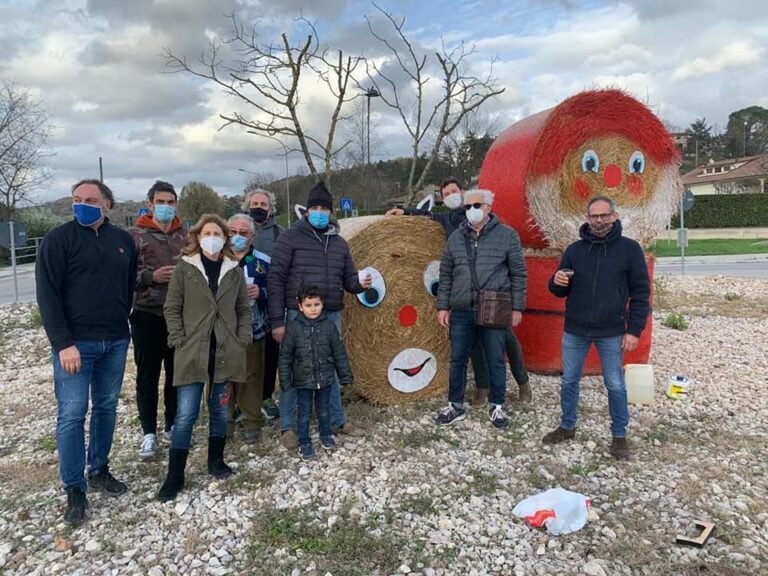 Montone: l’accensione dell’albero di Natale in diretta facebook. Cerimonia senza pubblico martedì 8 dicembre
