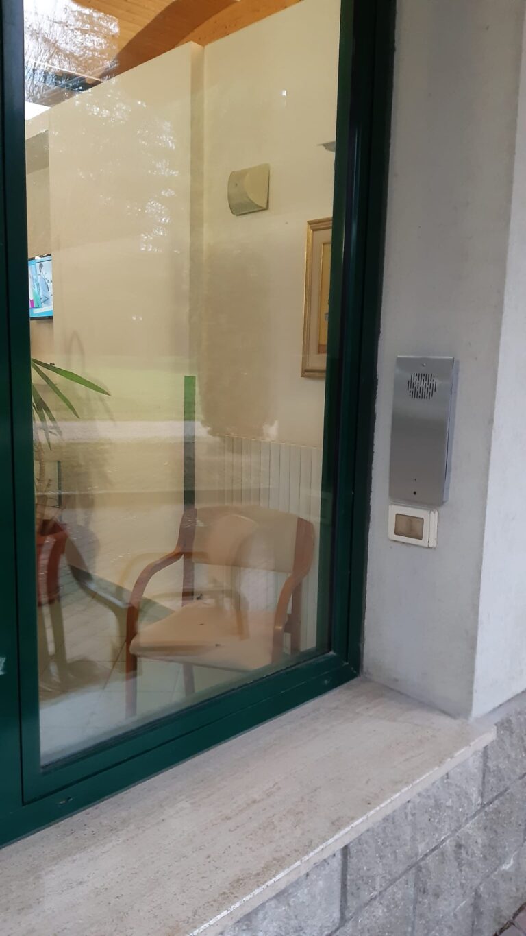 Belle storie al tempo del COVID. Anziani e parenti si potranno vedere ed ascoltare da dietro una vetrata