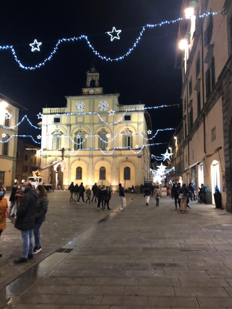 Accesi nel pomeriggio l’albero di Natale e le luminarie del centro storico