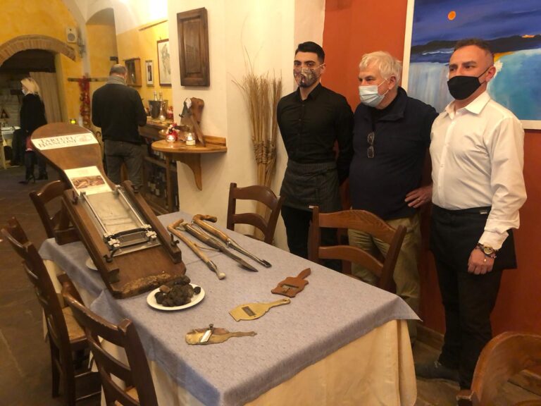 Belle storie al tempo del covid: invece di chiudere i propri locali, i “4 moschettieri ristoratori uniscono le forze e fino all’Epifania preparino e servono piatti tipici umbri”