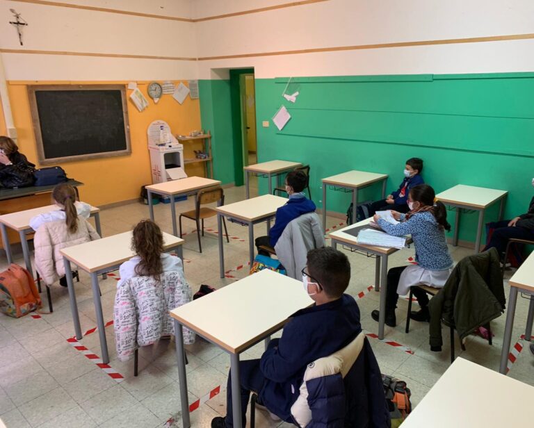 Montone: Scuola, consegnati i banchi monoposto alla primaria Emma Smacchia