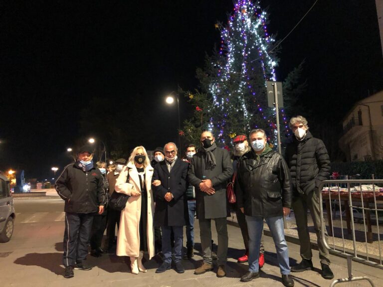 Auguri di buone feste dal Rione Prato – Albero di Natale all’ingresso di Via San Florido con le luci e luminarie
