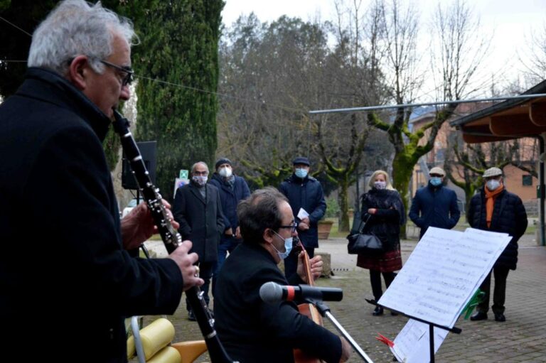 Inedito concerto nel giardino della residenza protetta, omaggio di Natale agli anziani ospiti della Muzi Betti