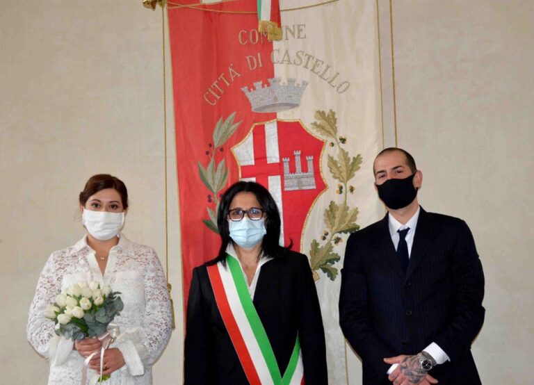Città di Castello: matrimonio in “zona rossa”. Amore più forte del covid. Luisa Costantini e Michele Mandrelli oggi sposi in comune, nonostante le restrizioni legate al lockdown