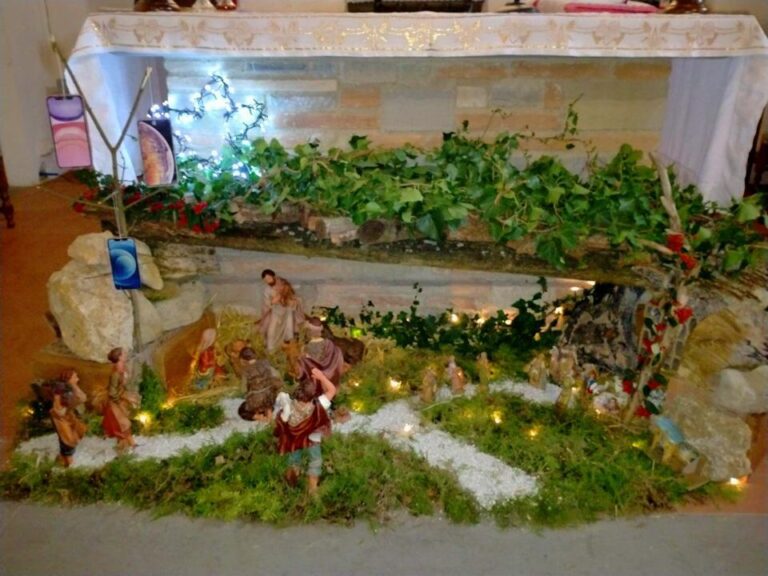 Città di Castello: presepe hi-tech con smartphone, riproduzione di tralicci, ripetitori, antenne accanto alle tradizionali statuine e alla capanna della natività. Tutto questo nella chiesa di Nuvole, grazie a Don Giorgio Mariotti