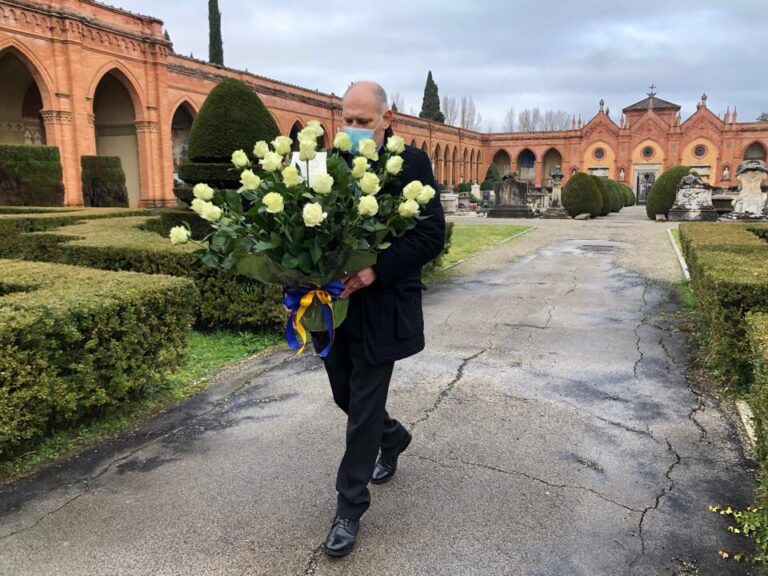 Città di Castello: un mazzo di 26 rose bianche, il suono della tomba e la preghiera per ricordare le vittime del covid 19 da inizio pandemia