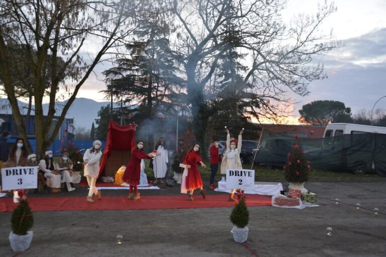 Dance christmas drive a Citta’ di Castello: evento unico per famiglie e bambini che in tutta sicurezza dalla propria auto possono assistere ad un mini spettacolo e ricevere un dono da babbo Natale. Ieri piu’ di 150 auto in fila ad attendere il proprio turno, oggi si replica dalle ore 17 alle 19