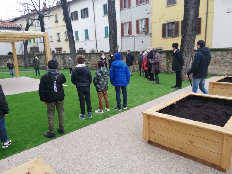 Un giardino bello e fruibile, alla “De Amicis” è già primavera