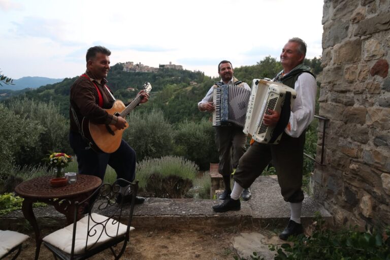 Montone: due appuntamenti sulla pagina facebook del Comune. Il 5 gennaio tornano i ‘Pasquellari’ e mercoledì 6 finale del concorso ‘Il presepe più bello’