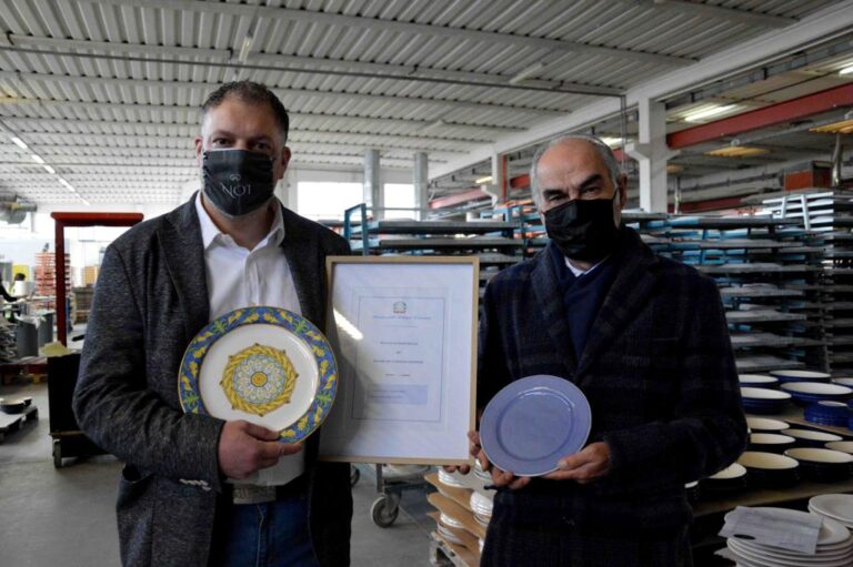 Città di Castello: La cooperativa Ceramiche Noi brevetta il piatto antibatterico. “La nostra è un’innovazione unica al mondo per il rilancio del nostro settore”