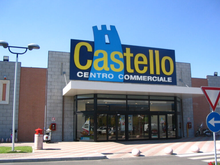 Operatori centro commerciale Il Castello sul piede di guerra:  “noi chiusi altri aperti. Concorrenza sleale, mandato ai nostri legali per tutelare i nostri interessi”.