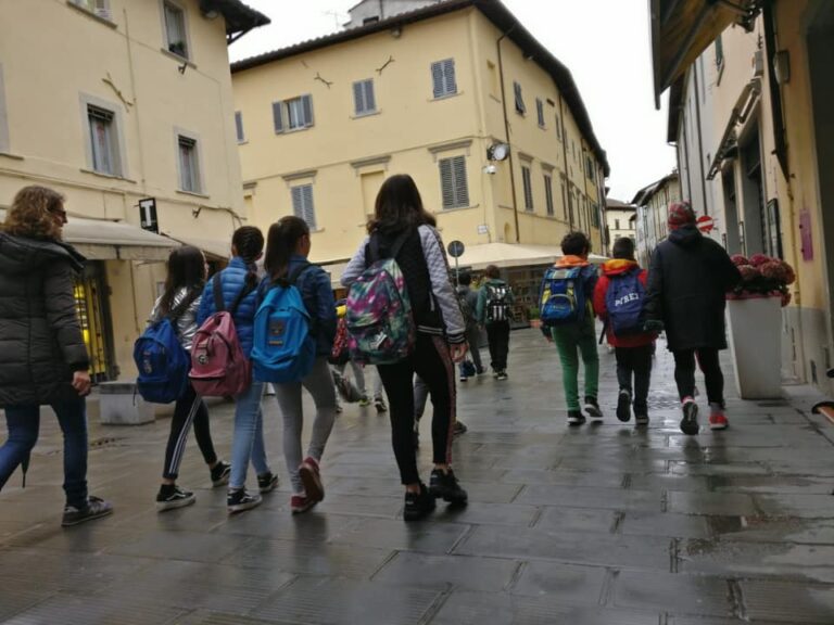 Sansepolcro: riparte il treno dei bambini, direzione scuola. Con la ripresa delle lezioni, torna l’iniziativa “Pedibus”. Gli alunni, a piedi, animano il centro