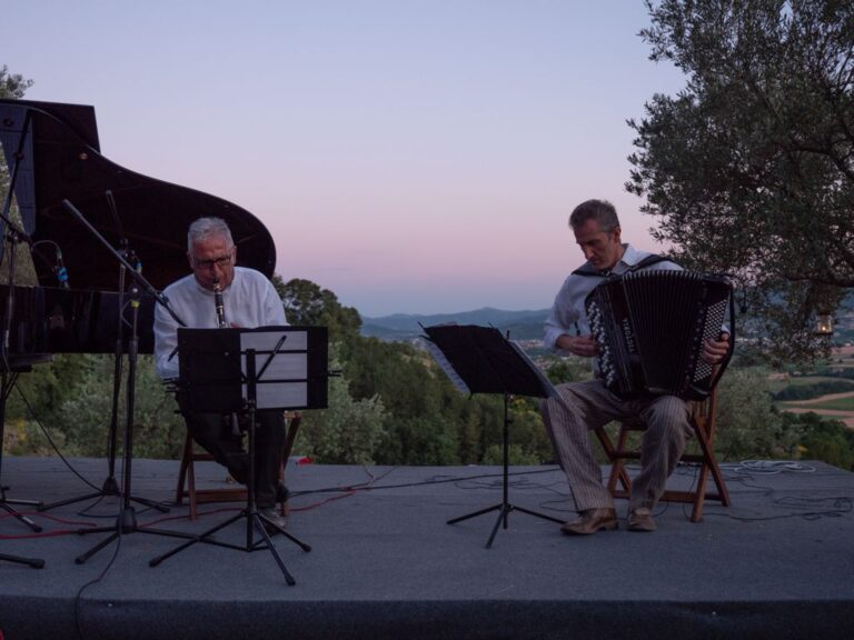 “Note di natura”, il concerto al tramonto fra gli ulivi e il tramonto Mozzafiato della campagna umbra ha colpito nel segno