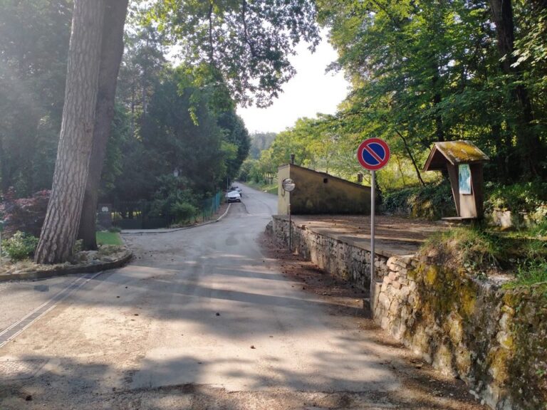 Divieto di sosta in via Alice Hallgarten (località la Montesca)