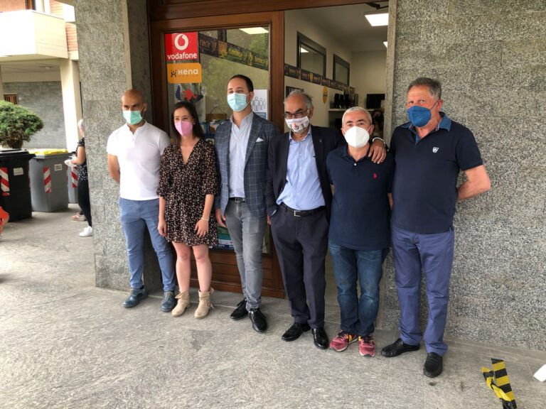 Dopo il centro storico altre nuove attività commerciali aprono i battenti: taglio del nastro di un punto vendita nel quartiere La Tina