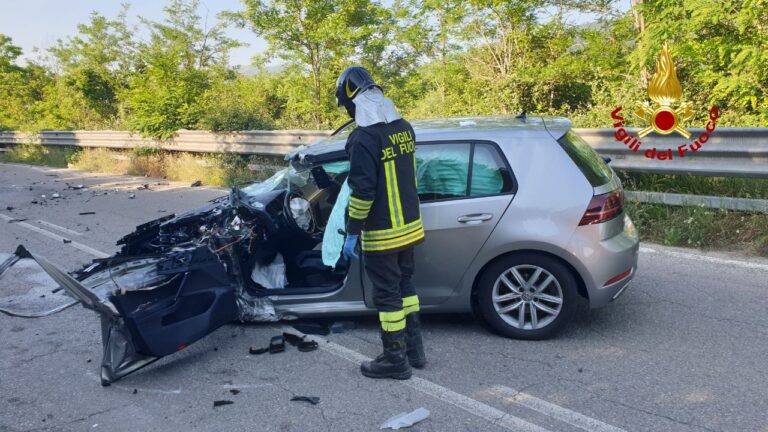 Scontro auto furgone, tre feriti, di cui uno in condizioni abbastanza gravi