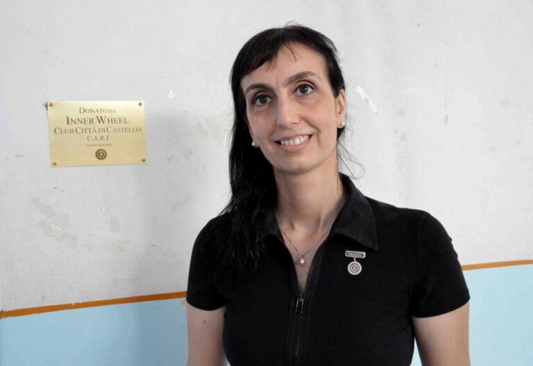 Aiutare i ragazzi a ritrovare la socialità sacrificata dal Covid-19: l’Inner Wheel Club di Città di Castello dona una nuova rete da pallavolo per la palestra della scuola Dante Alighieri