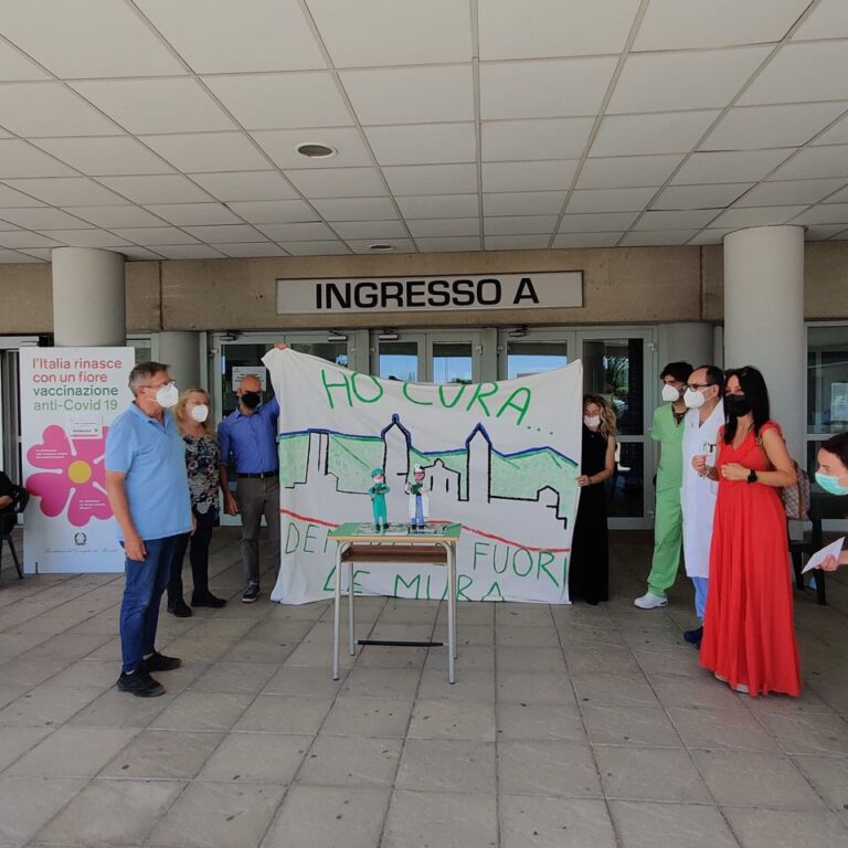 Gesto di solidarietà dei piccoli alunni da “Cavour” che rinunciano ai doni di fine anno per una raccolta fondi in favore del reparto di pediatria dell’ospedale