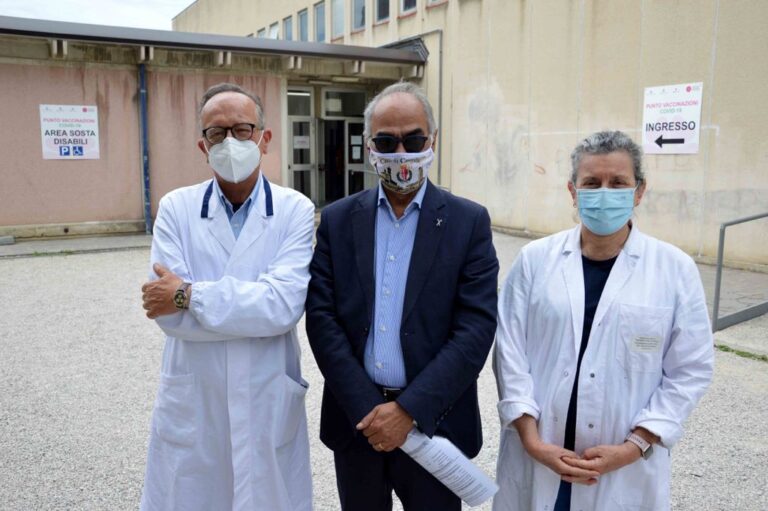 Anche il sindaco Luciano Bacchetta tra le 600 persone vaccinate oggi a Città di Castello, dove la media è di circa 4 mila somministrazioni alla settimana