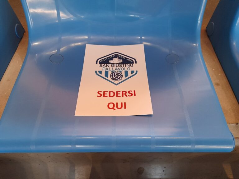 Allestiti per il pubblico gli spalti del palasport di San Giustino in vista della gara di andata dello spareggio nazionale fra Ermgroup e Leo Shoes Casarano, con un massimo di 500 persone presenti