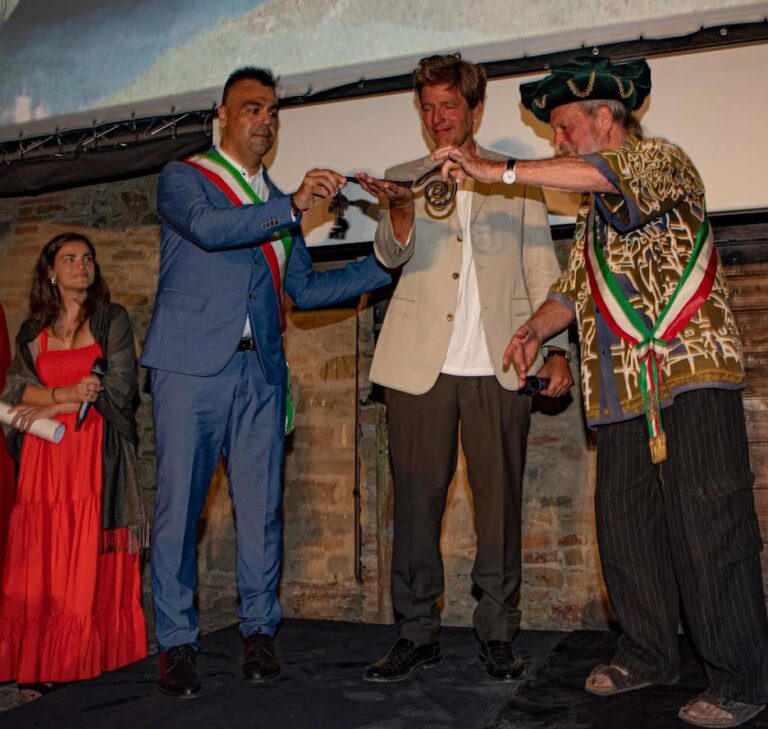 Montone: Umbria Film Festival, ricevute da Thomas Vinterberg le chiavi della Città. La consegna in piazza San Francesco con Terry Gilliam e il sindaco Mirco Rinaldi