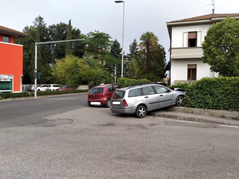 Scontro tra due auto, traffico rallentato per oltre un’ora