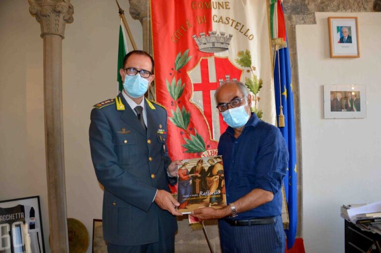 Il comandante provinciale della Guardia di Finanza, colonnello Danilo Massimo Cardone, ha salutato stamattina il presidente della provincia di Perugia e sindaco di Città di Castello Luciano Bacchetta, annunciando il potenziamento della tenenza tifernate delle Fiamme Gialle