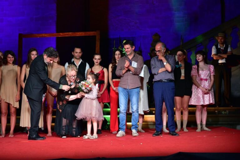 Storie d’amore famose tra recitazione e danza per la serata estiva del club 8. 3