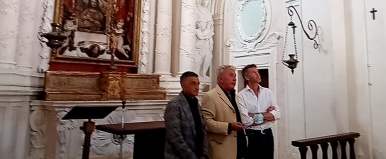 Emanuele Filiberto di Savoia in visita a Monte Santa Maria Tiberina. La foto ricordo vicino alla targa che testimonia il passaggio della bisnonna