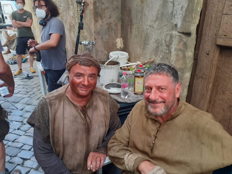 L’umbertidese Davide Galmacci sul set del film di Pupi Avati sulla vita di Dante. Insieme nella foto al protagonista Sergio Castellitto