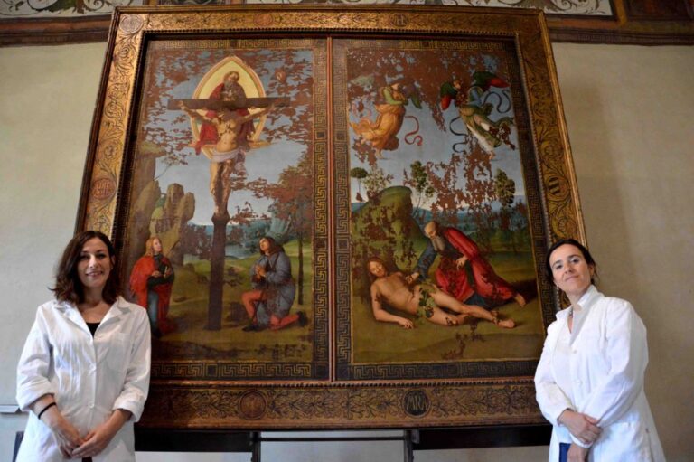 Raffello torna al suo posto: ricollocato nella cornice lo Stendardo Raffaello dopo il restauro
