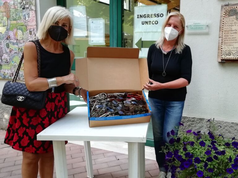 Altra donazione del Lions Club Città di Castello Host a Muzi Betti. Donati occhiali da vista usati raccolti nei negozi di ottica tifernati