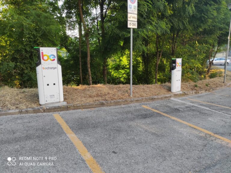 Pietralunga pronta a ricaricare i veicoli elettrici. Installate dal Comune due colonnine accessibili 24 ore su 24. Assessore Valli: “Un altro passo verso la transizione ecologica”