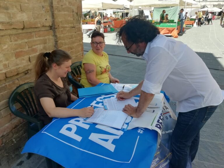 Umbertide, il sindaco Luca Carizia sottoscrive il referendum per la riforma della giustizia