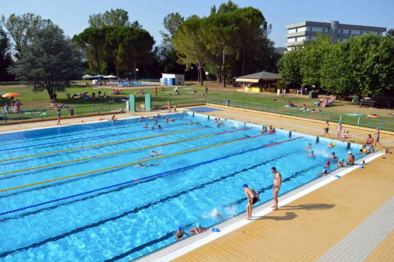 La piscina comunale fa il pieno di utenti: in due mesi quasi 18 mila presenze a una media di oltre 250 persone al giorno, con punte da 600