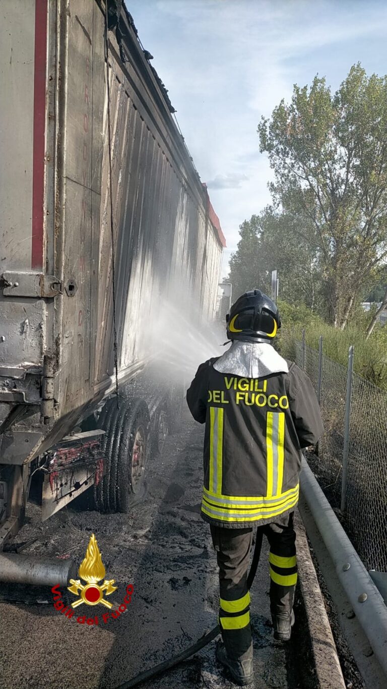 Rimorchio carico di grano prende fuoco lungo la E45  uscita Promano, sul posto i Vigili del fuoco di Città di Castello